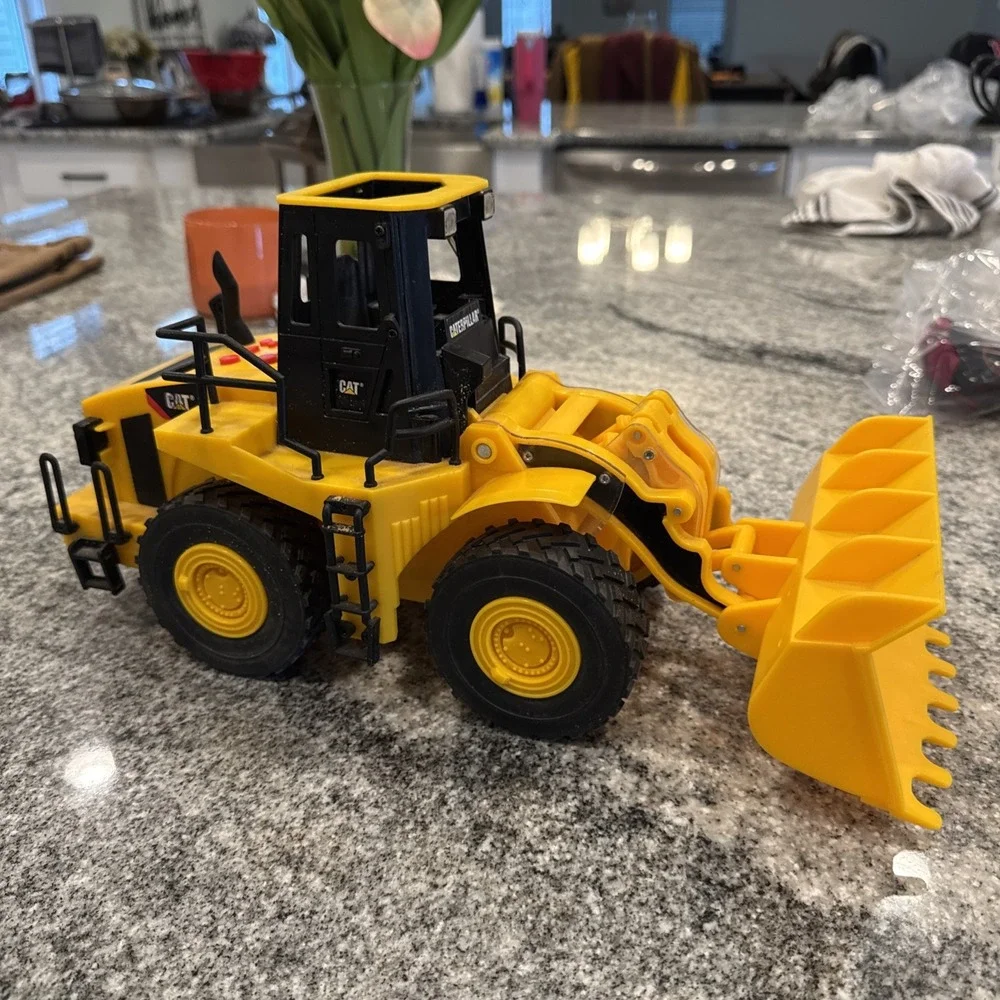 CAT Caterpillar Bulldozer Construction Vehicle moves Sounds‎ Lights Works 12